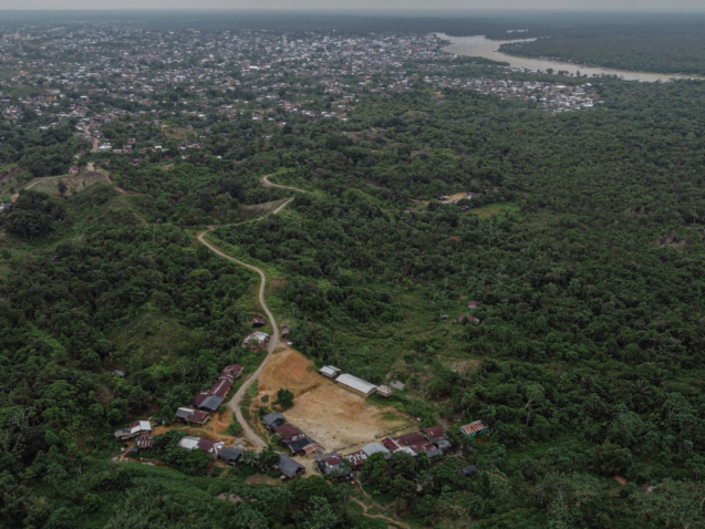 Asentamiento Nana Sopuabeda, al fondo la ciudad de quibdó y el río Atrato.