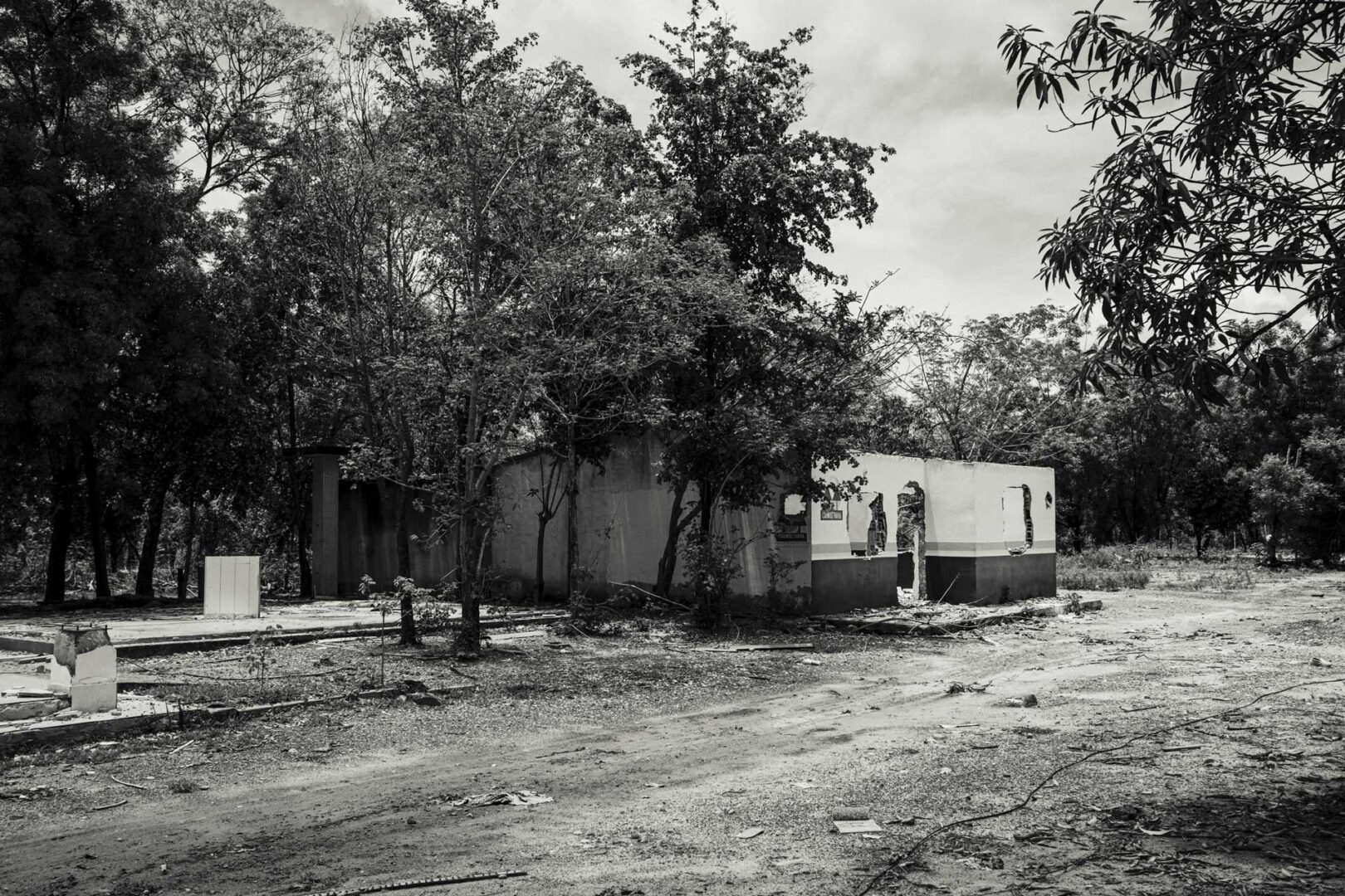 La escuela de El Hatillo permanece en ruinas después del reasentamiento de la comunidad, ordenado por el Estado tras documentarse graves afectaciones por la contaminación asociada a la minería de carbón.