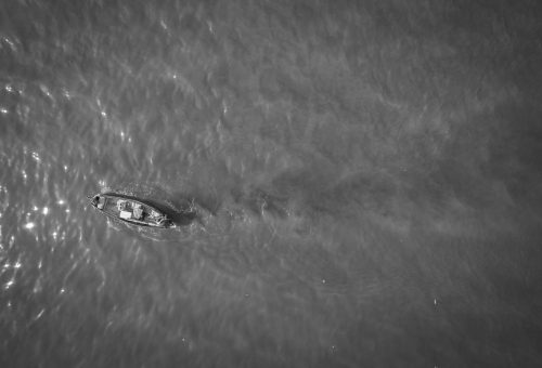 Manuel Yepes, known as “Chichi,” was Alejandro Carranza’s closest fishing partner. Since Carranza’s death, fear has forced him to fish only during daylight hours.
“Alejandro learned to fish with us from the age of fifteen. He became a great fisherman—a good friend, a good father, and a good human being.”