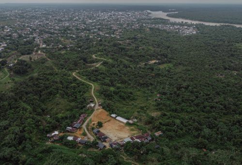 Asentamiento Nana Sopuabeda, al fondo la ciudad de quibdó y el río Atrato.
